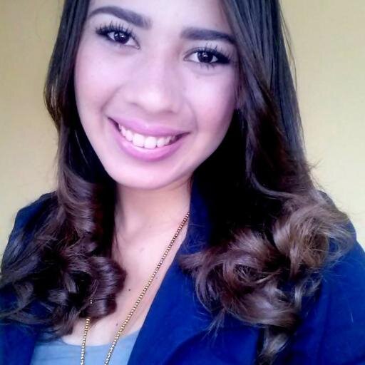 Estuda direito, trabalha em um departamento financeiro, faz parte do FORÇA JOVEM UNIVERSAL, nas horas vagas, (tenta) organiza suas bagunças. Haha =*