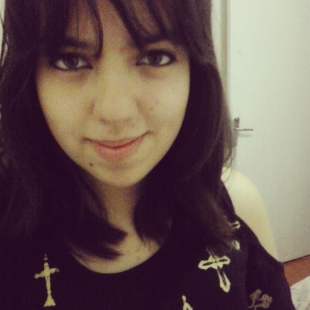 Gaucha,18 anos ,adoro desenhar,Dramática,chata,boba,apaixonada (♥)