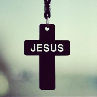 Entonces dijo Jesús a sus discípulos: El que quiera seguirme, que renuncie a si mismo, cargue con su cruz y me siga;Mateo 16,24.