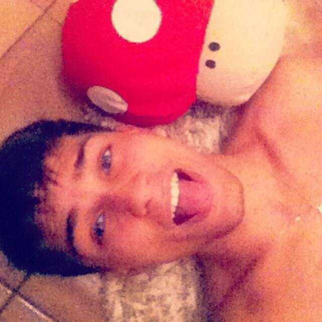 23 anos   Instagram: Rayanoliveiraa , segue https://t.co/uerTEp3XXt