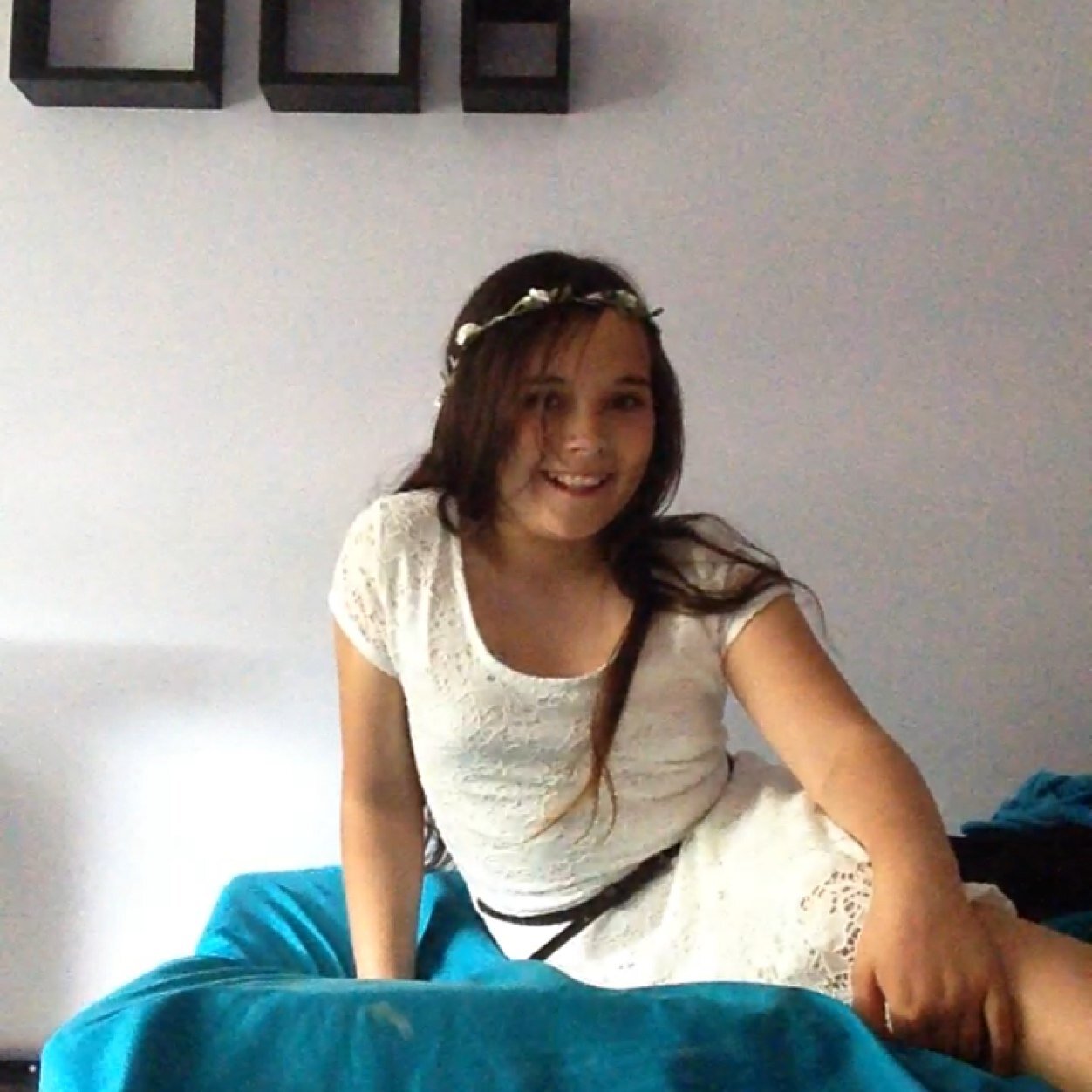 Heya! I'm Jaidan, singer, writer and sometimes I write music? Barley though. I'm on smule Sing! diamondgirlj I do highland dancing, I love 1D I play uke. I'm 11