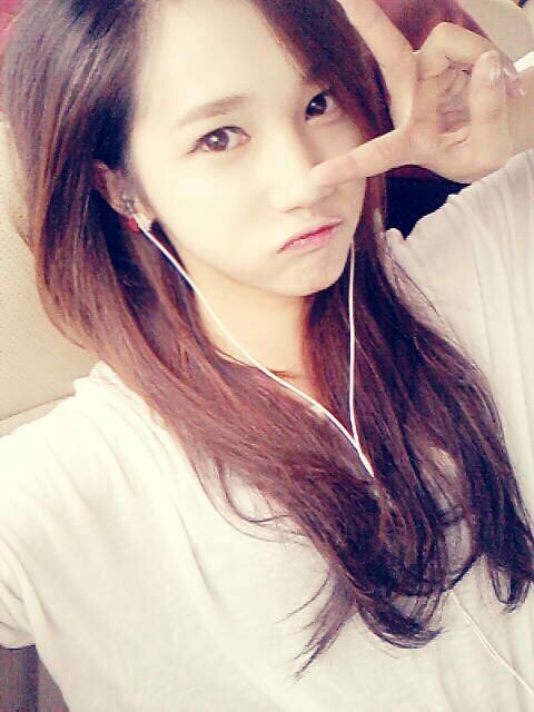 Annyeonghaseyo ^^ I'm Hello Venus Leader Yoo Ara , nice to meet you ^^ Try to be less OOC [V] @caferplay
