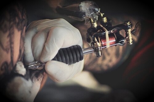 Tener corbata no te hace decente y tener tatuajes no te hace delincuente. 
http://t.co/z09ksTtrRL
