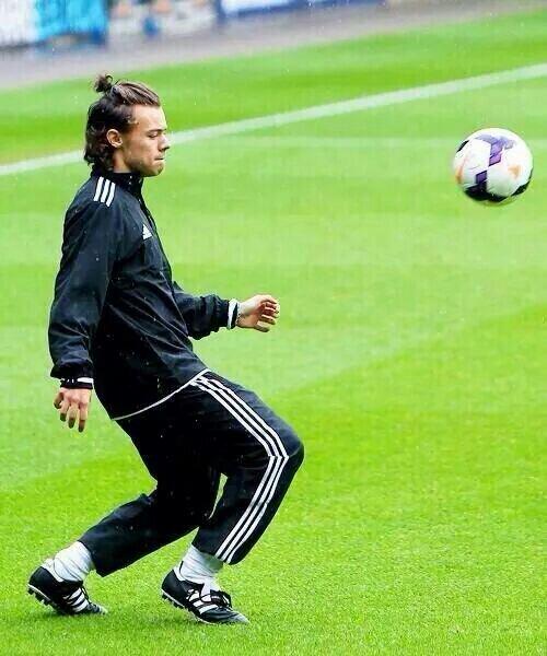 This is a free follow. Kindly follow @CapeLessHero_xx Thank you ilysm. xx