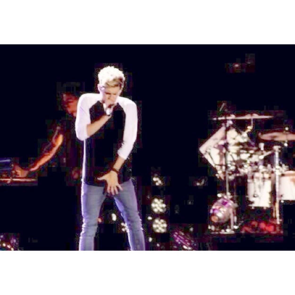 ♡u look good but niall horan looks better♡ https://t.co/m3UU2U2BsH
