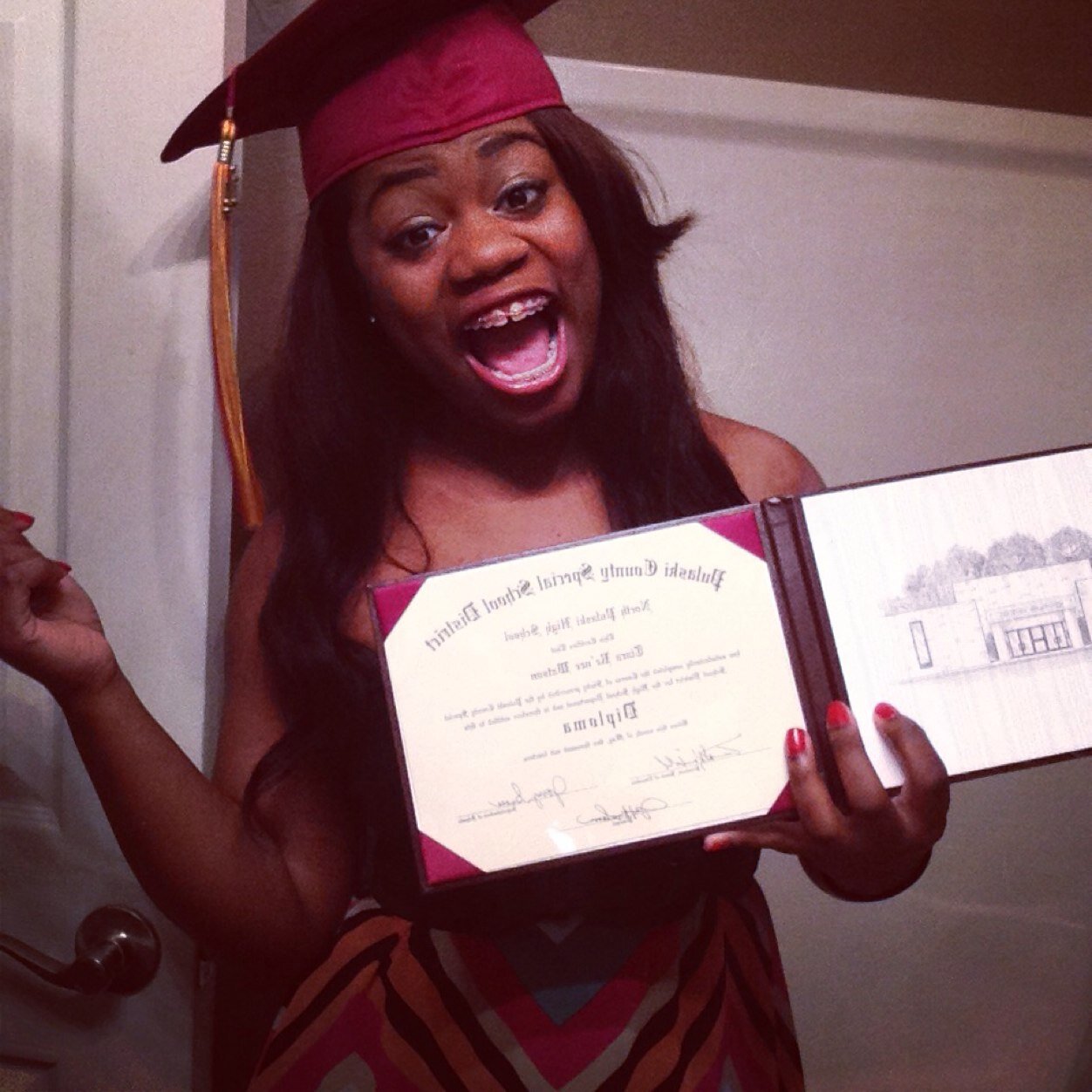Instagram--@itsjust_teedie
Facebook--Tiara Renaih'
High school grad, 18, legally pretty.