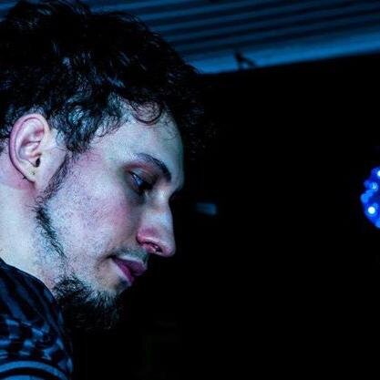 Produtor musical e músico profissional, sou extremamente apaixonado pelo meu trabalho e pela minha vida.