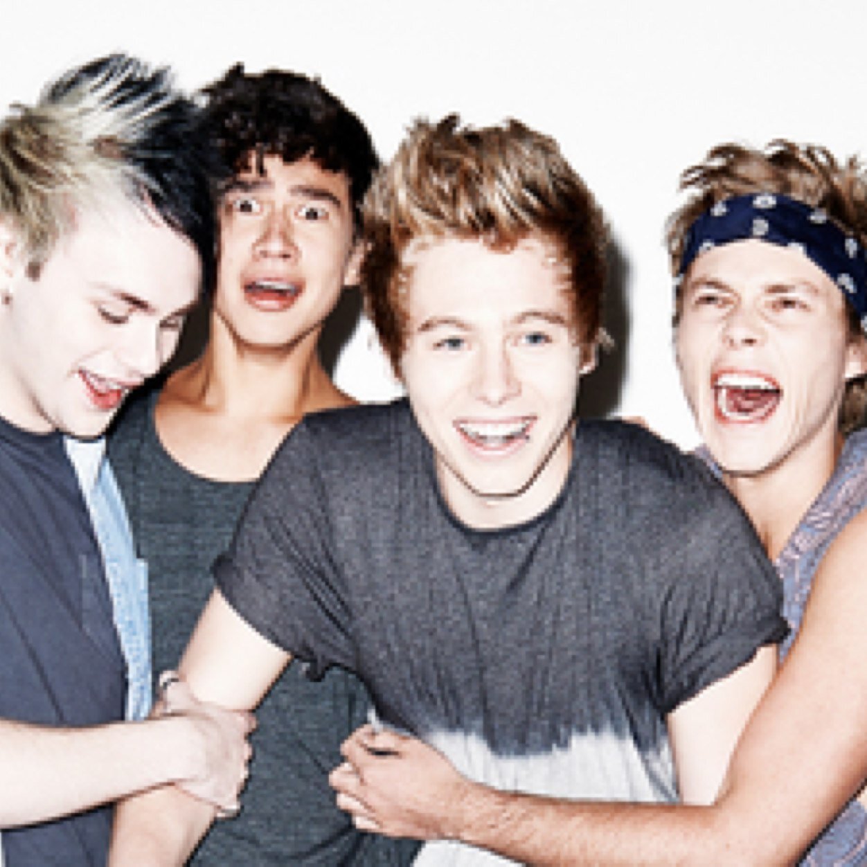 free follow from @MASHMEACAKE pls follow they follow back 5sos accs :-)