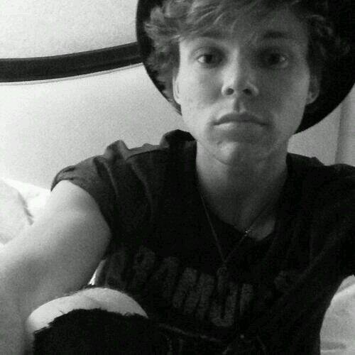 trashyashton's profile picture. free follow from @louwercase and please @louwercase @louwercase @louwercase @louwercase @louwercase https://t.co/SVSmqo4kUn