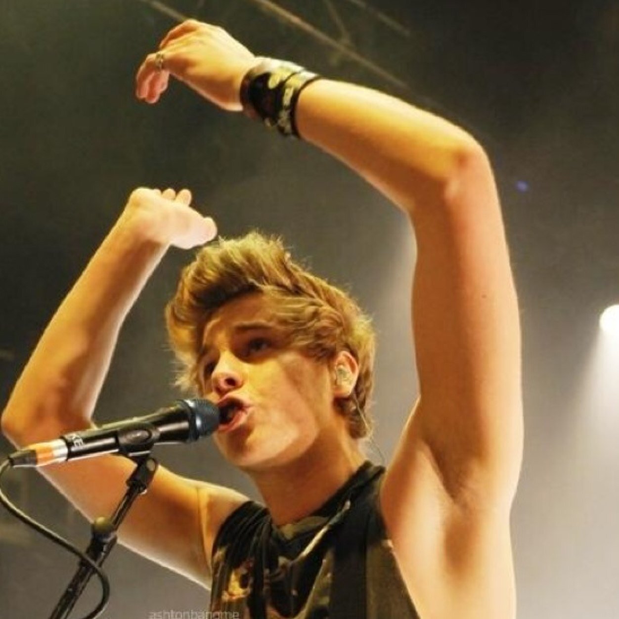 free follow from @rc_is_a_penguin she fb 5sos accs its a 2 in 1 amiright :-)