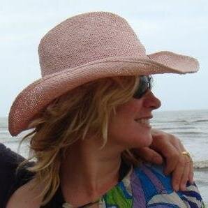 Lynn is a lifelong nature lover who is committed to inspiring all Australians to connect with, love and protect nature.