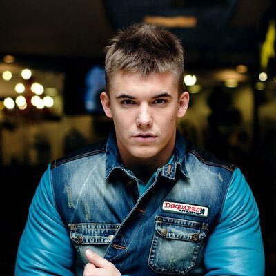 riless78's profile picture. Музыка вымывает прочь из души пыль повседневной жизни.