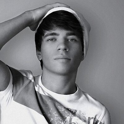 lanstur81's profile picture. Болезнь ревнивца столь злокачественна, что решительно всё превращается ею в пищу для себя.