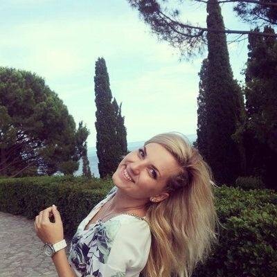 Живу в интересном городе. Пытаюсь мыслить беззаботно. По жизни я очень общительная. Мне нравится обговаривать дела.