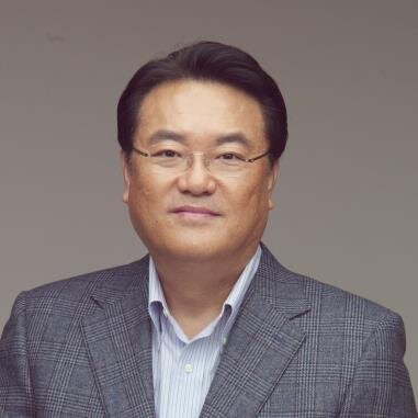 새누리당 원내대표 / 20대 4선 국회의원 (공주부여청양)  / 고려대학교 초빙교수 / 국회사무총장 / 청와대 정무수석 / 16,17,18대 국회의원 / 한국일보 워싱턴특파원, 논설위원 / 고려대 정외과 졸업 / 국립공주대학교 명예행정학박사