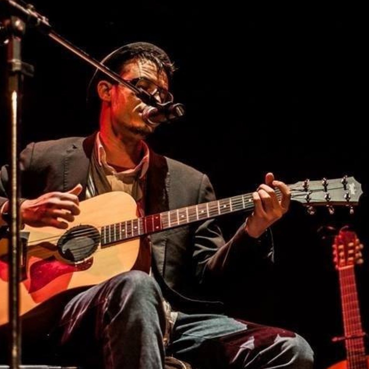 Compositor, cantor, arranjador e produtor.