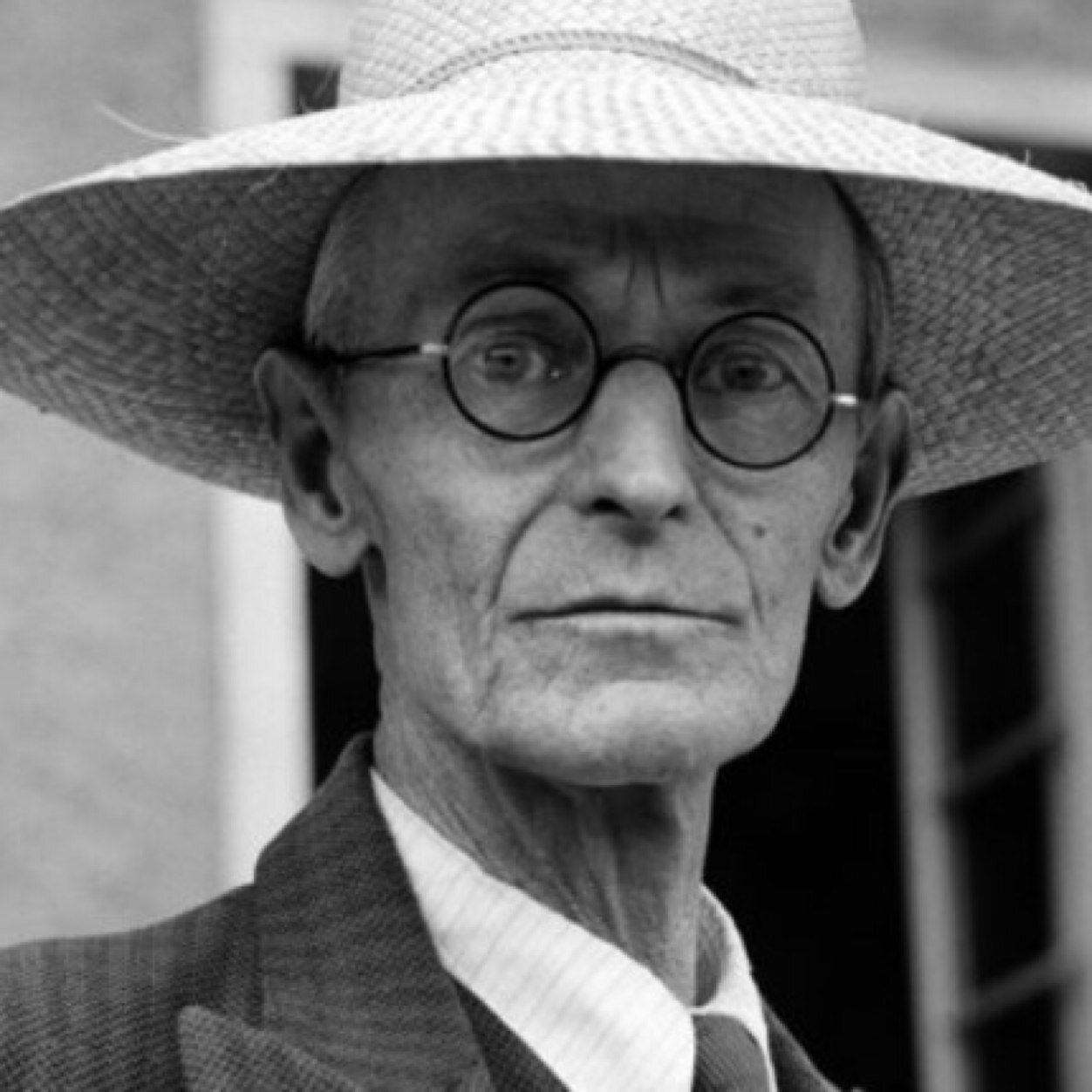 hesse1877_bot's profile picture. ヘッセの文章を愛する管理人による趣味bot。主に小説の抜粋をランダムにつぶやきます。自ら厳選しているので更新はゆっくりめ。(2014.5.27開設) 2018.6.23 『流浪の果て』収録の短編『干草の月』より3つ追加。初期の名作です。