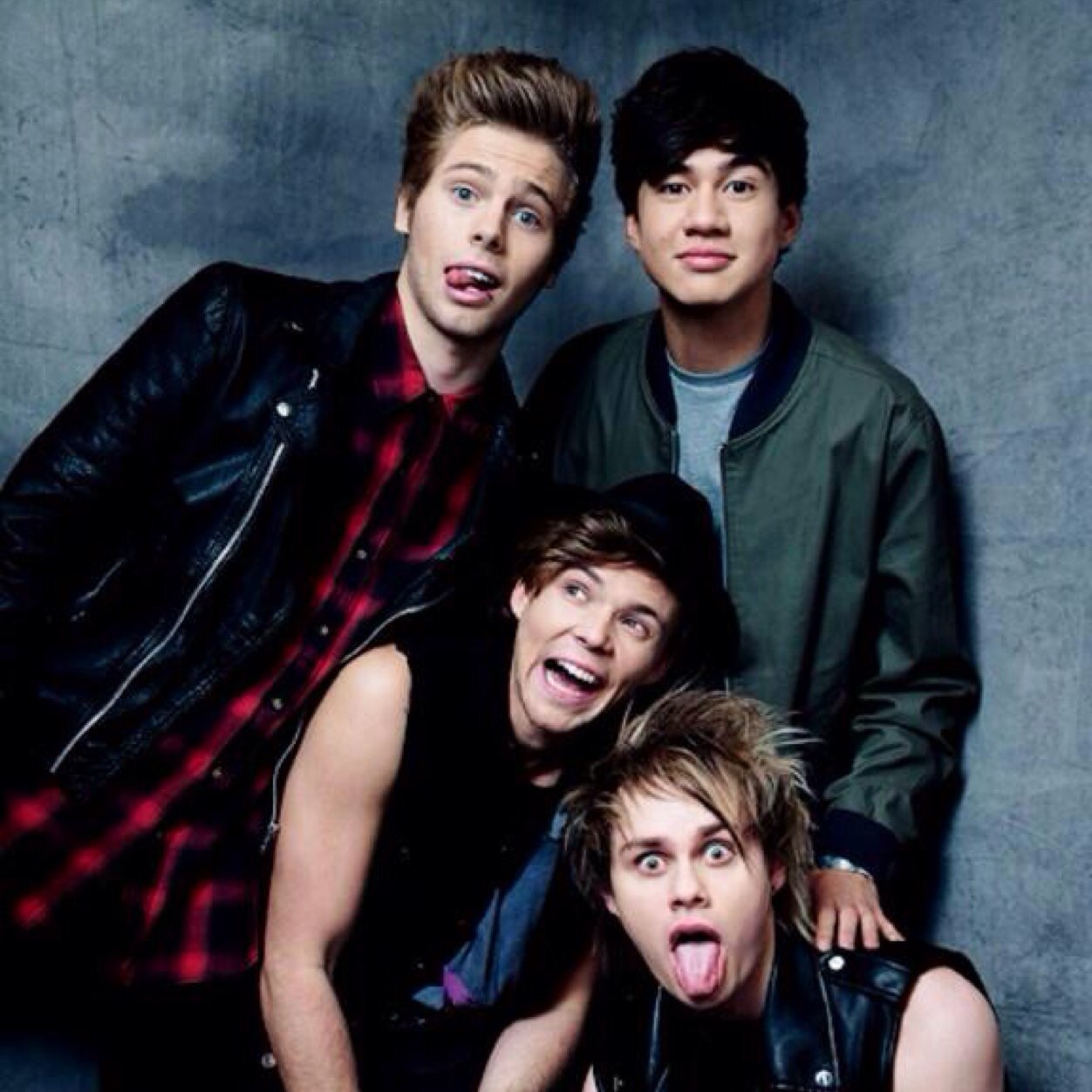 Writing imagines about the 5SOS boys to make you smile :) Luke/4 :D