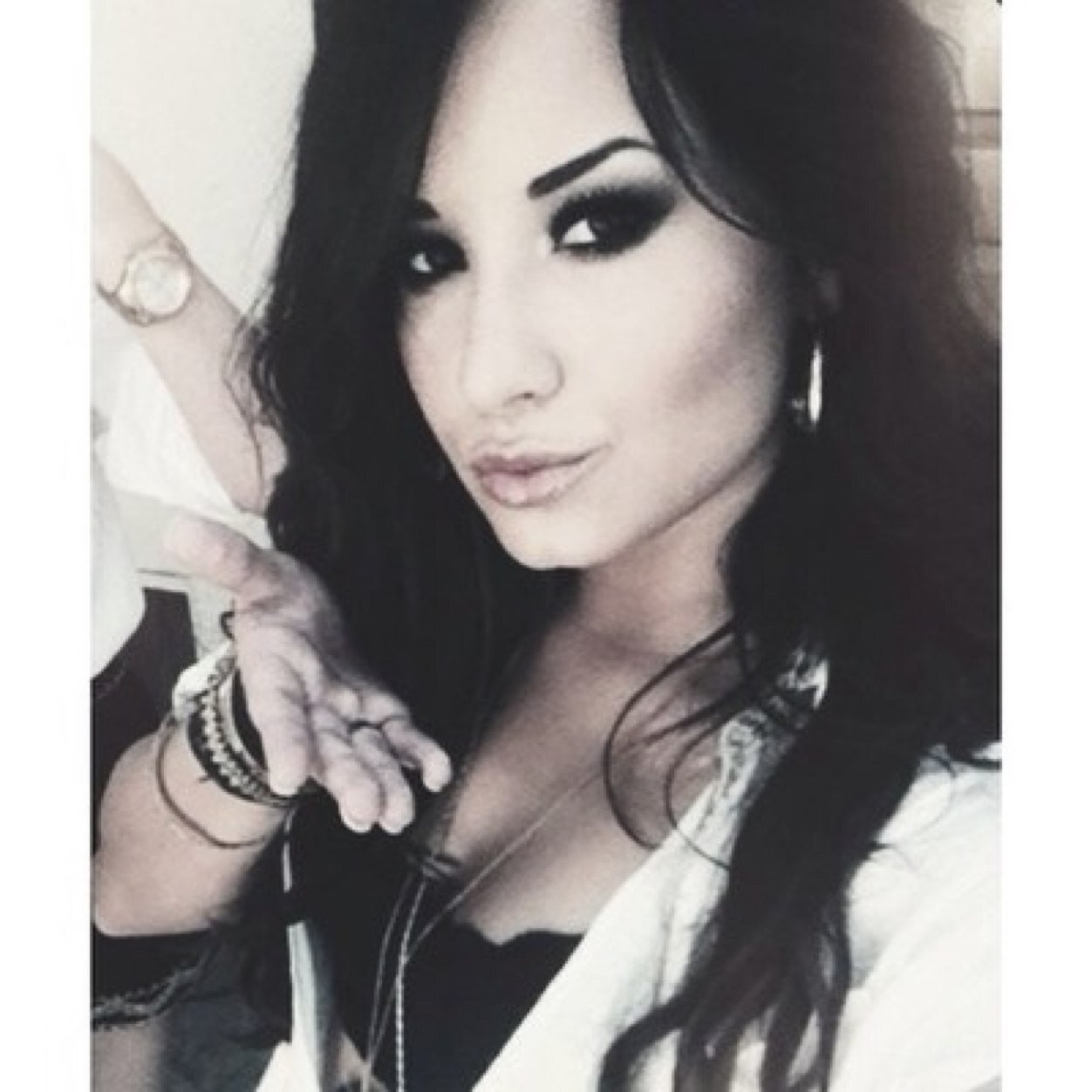 demi devonne lovato-bisex-single