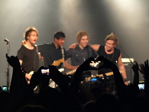 Free follow :-) so please follow @Aisha5sosAtlSws xxx