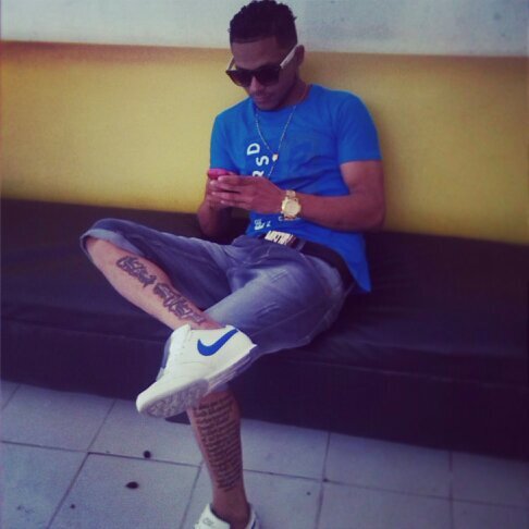 La Ropa no esconde el verdadero tigueraje,,yo prefiero juntarme con gente q trabaje y no con politicos q Roban abajo de un traje.mi BBM,7A4904DF. Cero guare!