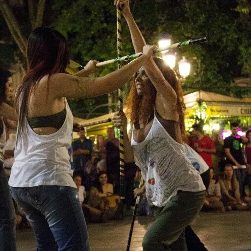 El grupo SesionArte anima gracias al ritmo, a escobas, bidones, así como al propio cuerpo, sumergiendo al espectador en un entorno cotidiano, inesperado