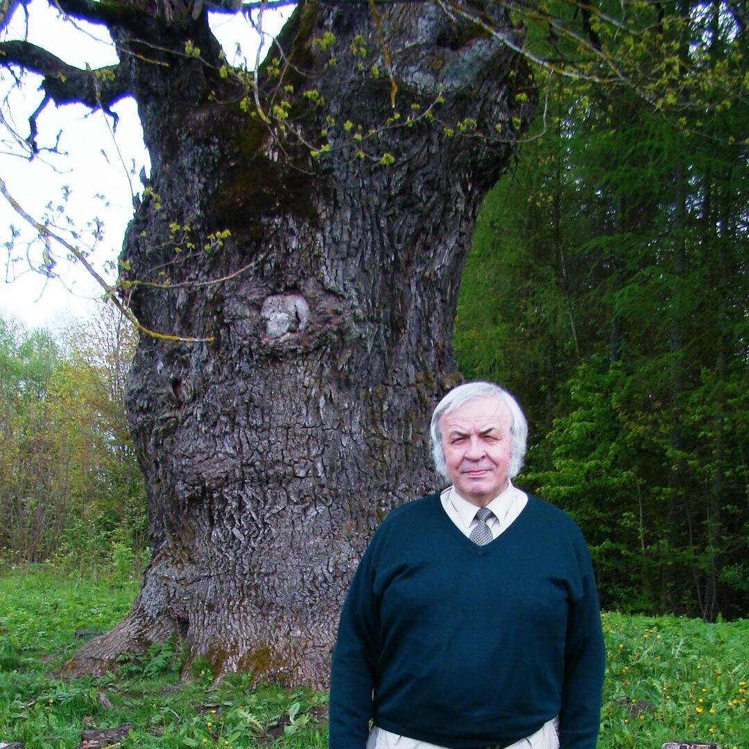 Latvietis, (agro)ķīmiķis, uzņēmējs;
Motto: Sempre Avanti! Vienmēr uz priekšu!