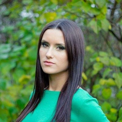 Нравится разговаривать на разные темы. Достаточно раскрепощенная как человек. Родилась в прекрасном городе. Хочу общаться легко и просто.