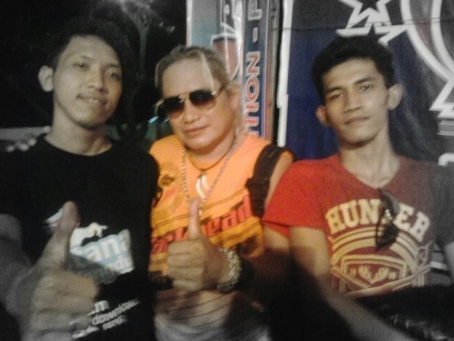 dangdut koplo itu musik ku
islam agamaku
shodiq itu idolaku
via itu idamanku
wiro sableng itu super heroku
bu poniyem & pak marjani iku wong tuwoku