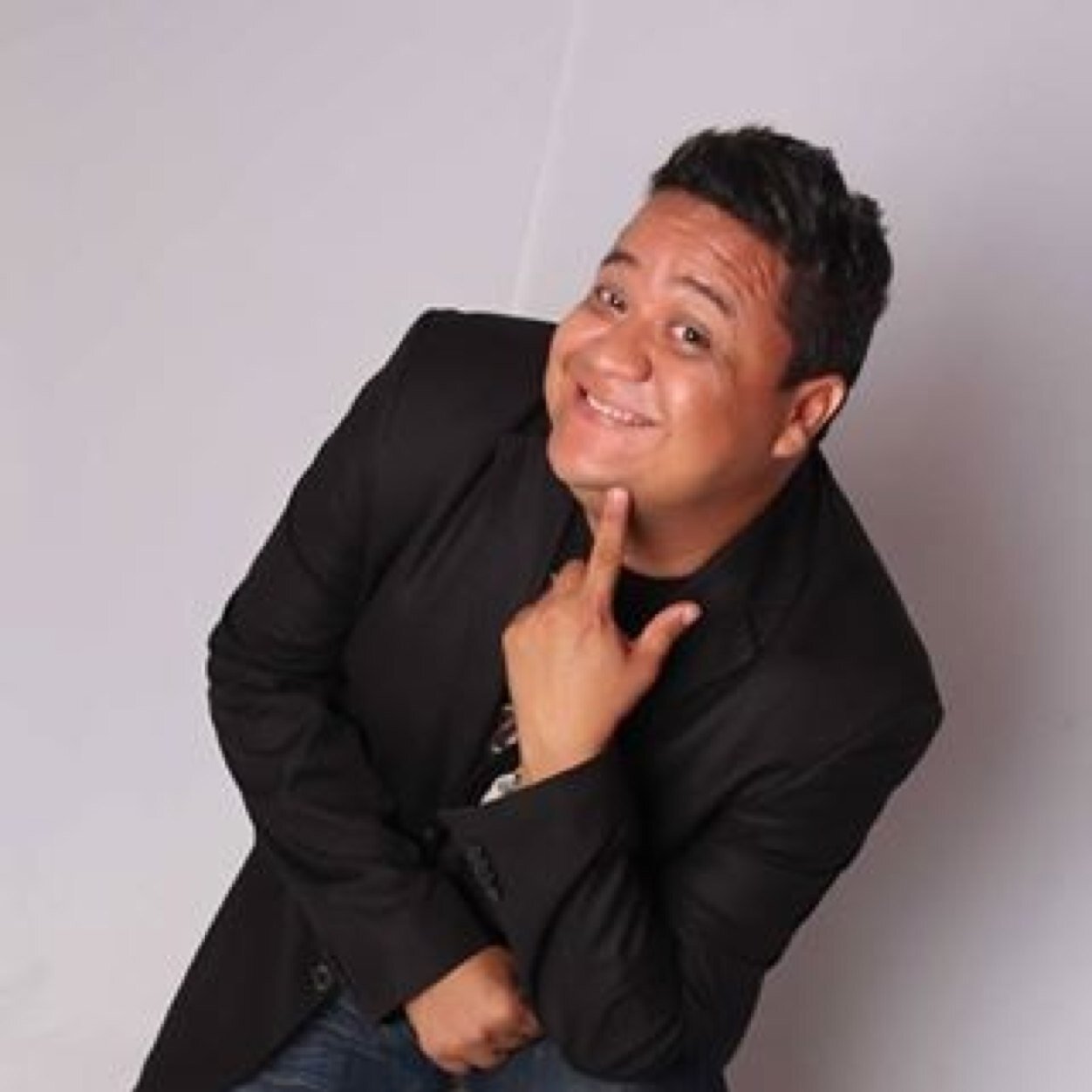 Cantante e imitador. Gaitero. Fotógrafo en formación. Animador. Productor nacional independiente.