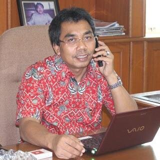 Anggota DPRD DKI Jakarta 2014-2019 Praksi PDI Perjuangan  Email:gembong.warsono@yahoo.com