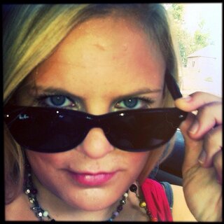 sisbaenadulce6's profile picture. No llores por que el Sol se oculto pues la lagrimas no te permitiran ver las estrellas.