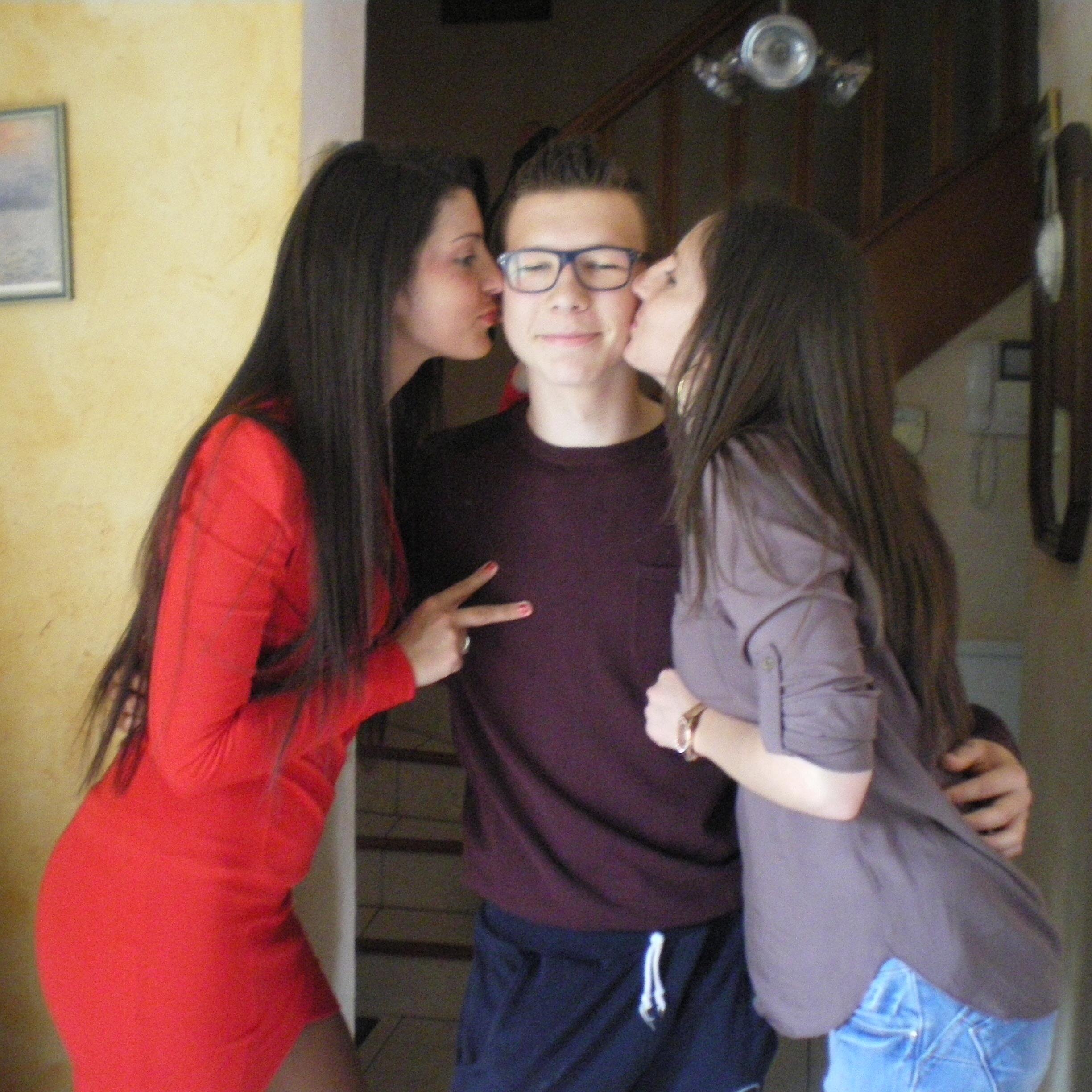 ldrt3's profile picture. Follwer moi je vous follow back :) MERCI A TOUS POUR LES 1340 ABONNES CONTINER COMME SA JE VOUS ADORES MERCI MERCI :):):):) La même pp que @LuLuNarcy51