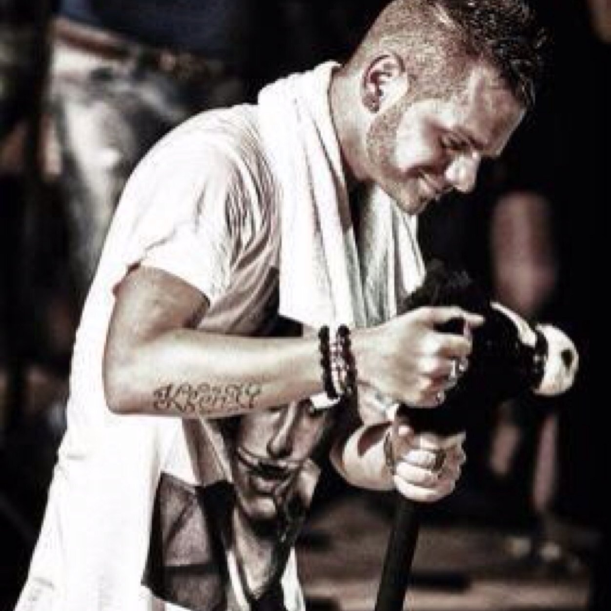 Coucou les fans je m'apelle Manon et je suis fan de @keenvOfficiel depuis 3 ans, follow par keen'v le 15/09/13 et pas encore par toy nawaach :)