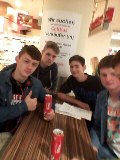 Hi ich bin Andreas Ich Folge den die mir Folgen!!!;)