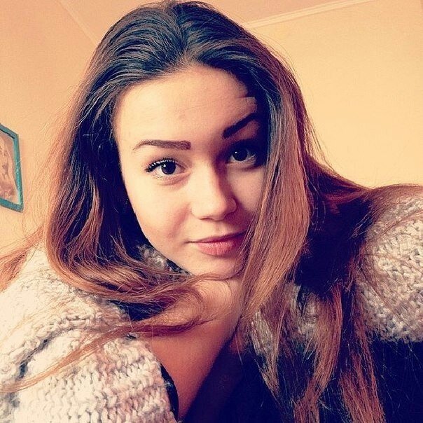 ♥Hiiiii/I'm directioner/Music is my life/I love people who are always smiling/Smile my savior in  life/ =)))♥
