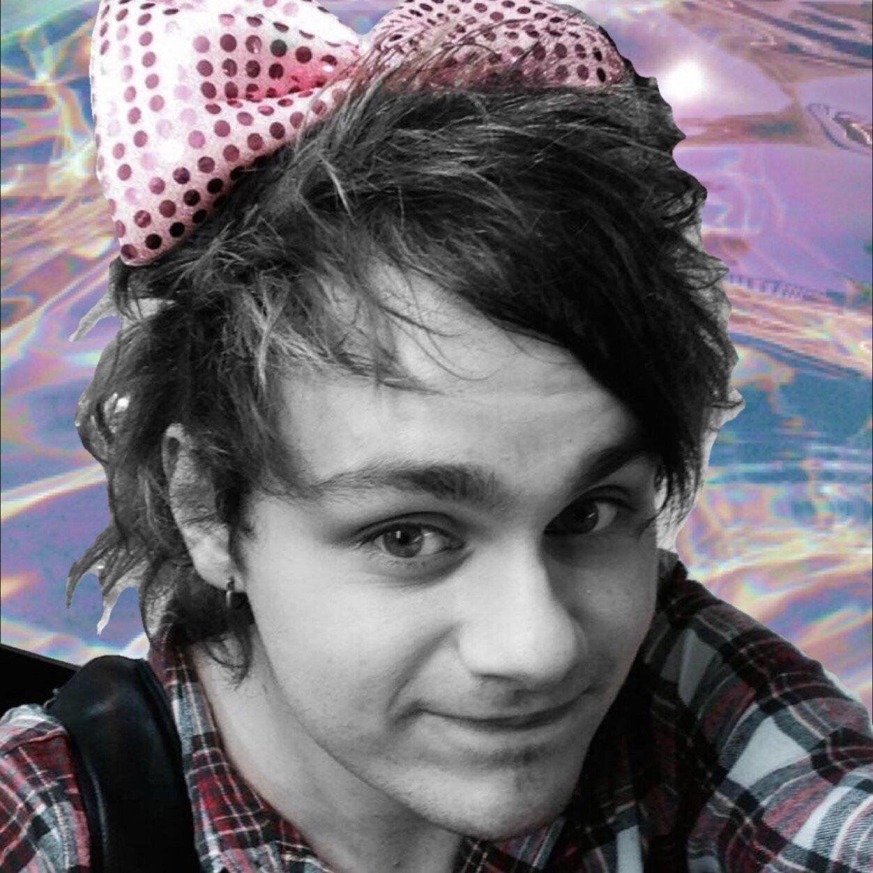 ☮ •hii cutie, could you please follow @daintyiero it would mean a lot (if you already follow me there thank you ily) and ask for a dm to michael if you want• ☮