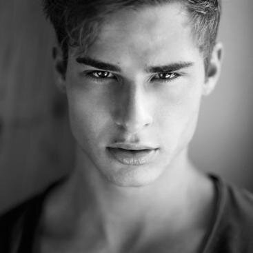 20. Estudiante de fotografía, guapo y con suerte. No se puede pedir más.