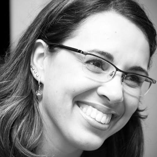 secretária executiva, professora, leitora, vaidosa, conversadora, dançante, cantarolante, e já acordo de bom-humor (desculpaê)! ;)