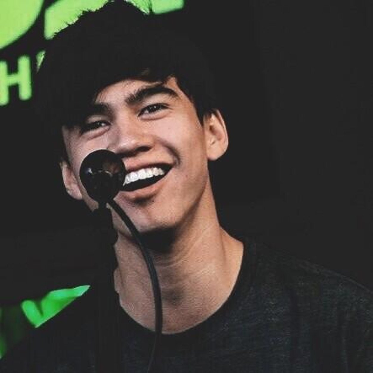 follow @hucklezayn