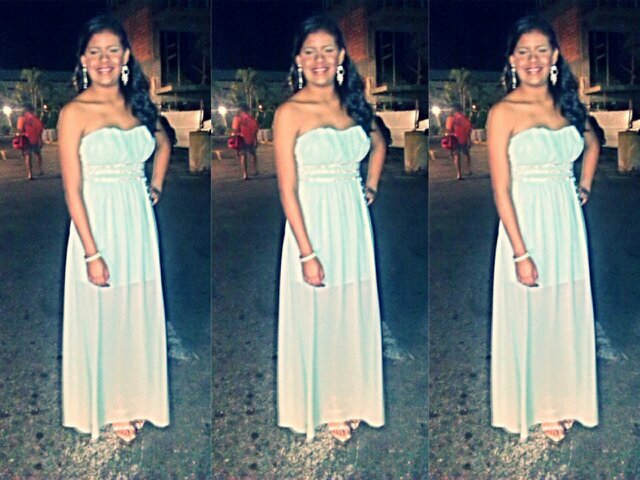 Ácida y tierna, dura como el acero, delicada y fina como el ala de una mariposa, adorable como una bella, profunda sonrisa y cruel como la amargura de la vida.