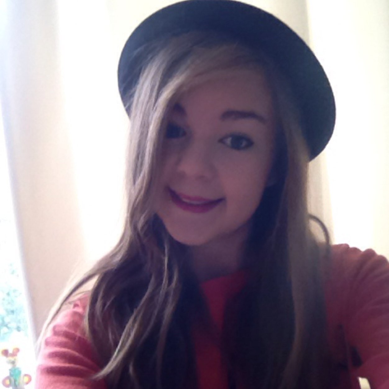 Book lover, blogger, baker, fan of beauty, fashion and crafts, massive Potterhead. Crazy cat lady