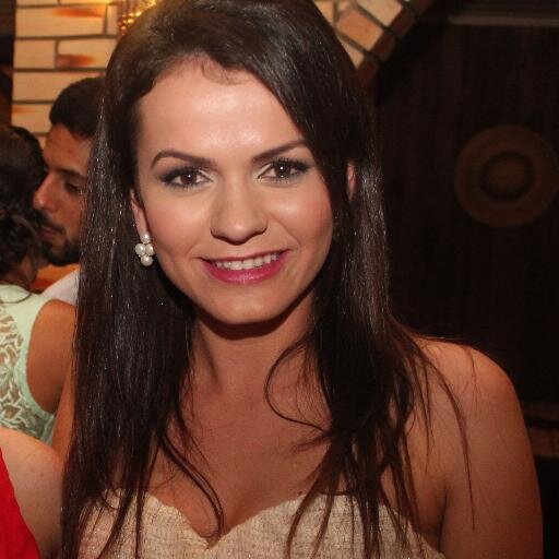 Minha missão é compartilhar a vida, celebrar o amor e fazer valer a nova chance que eu recebi. Amo minha família e amigos! Uma garota/mulher em construção.