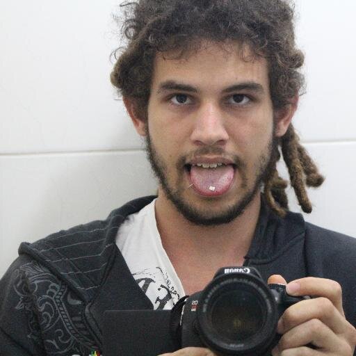 nem melhor, nem pior do que ninguém...
simplesmente alguém que vive intensamente. F***-se oque pensa ;)