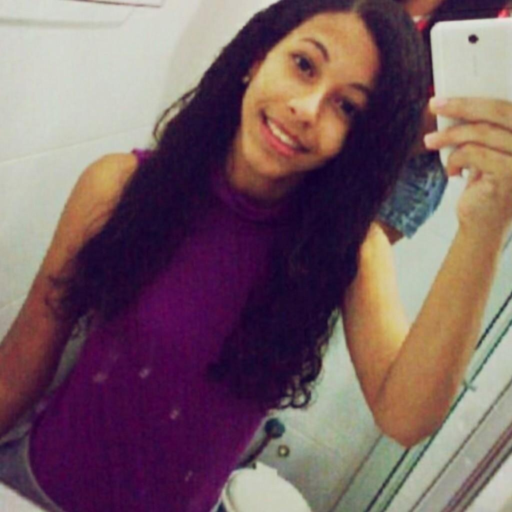 garota certinha,perfeitinha mais complicada!!!!!!!!!
