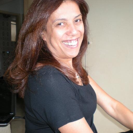 Criadora e produtora de pontes para projetos e encontros inovadores e também coordenadora de circulos do Feminino.