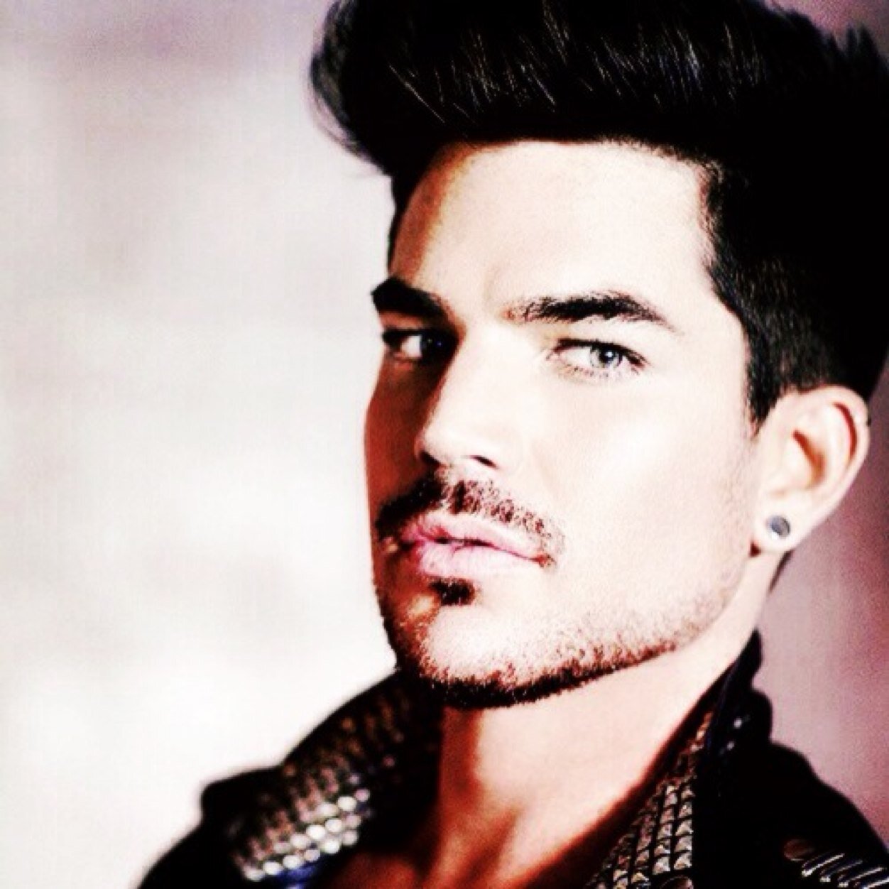 Elliott Gilbert AKA STARCHILD; 22 years old. single & bisexual, looking for a Kitty or any Glee guy. Umm, basically.. I just wanna be a fuckin' Rockstar!