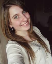 Si es tierna, carinosa, simpatica y encima se pone de puntitas para darte un beso, es la indicada.