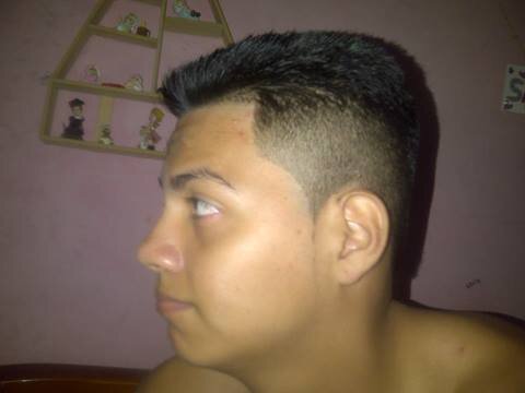 Soy un chico alegre... Eh cometido errores pero perdon la vida no viene con instrucciones.. :/ :)