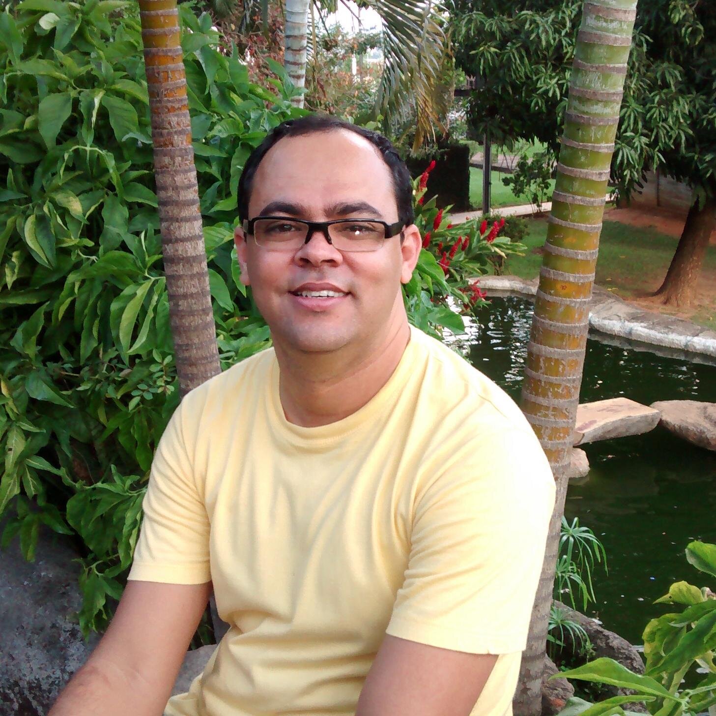 Cristiano Cardoso, Cantor, Suplente de Vereador, Líder de Jovens da AJEM e da Assembleia de Deus Madureira em Morrinhos. e  formar Opinião, politica.